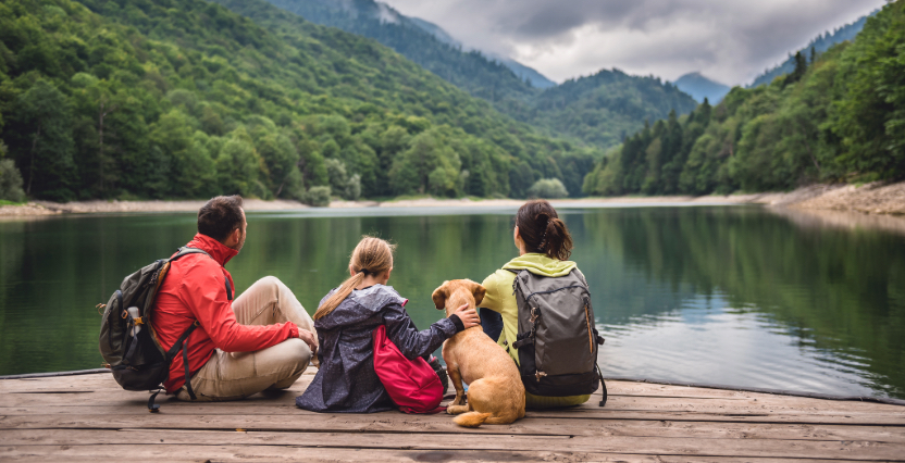 Familie op vakantie met hond
